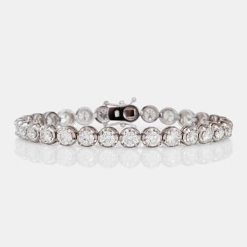 1245. A line bracelet with 29 brilliant cut diamonds, total carat weight 9.00cts. All diamonds with certificates from GIA.