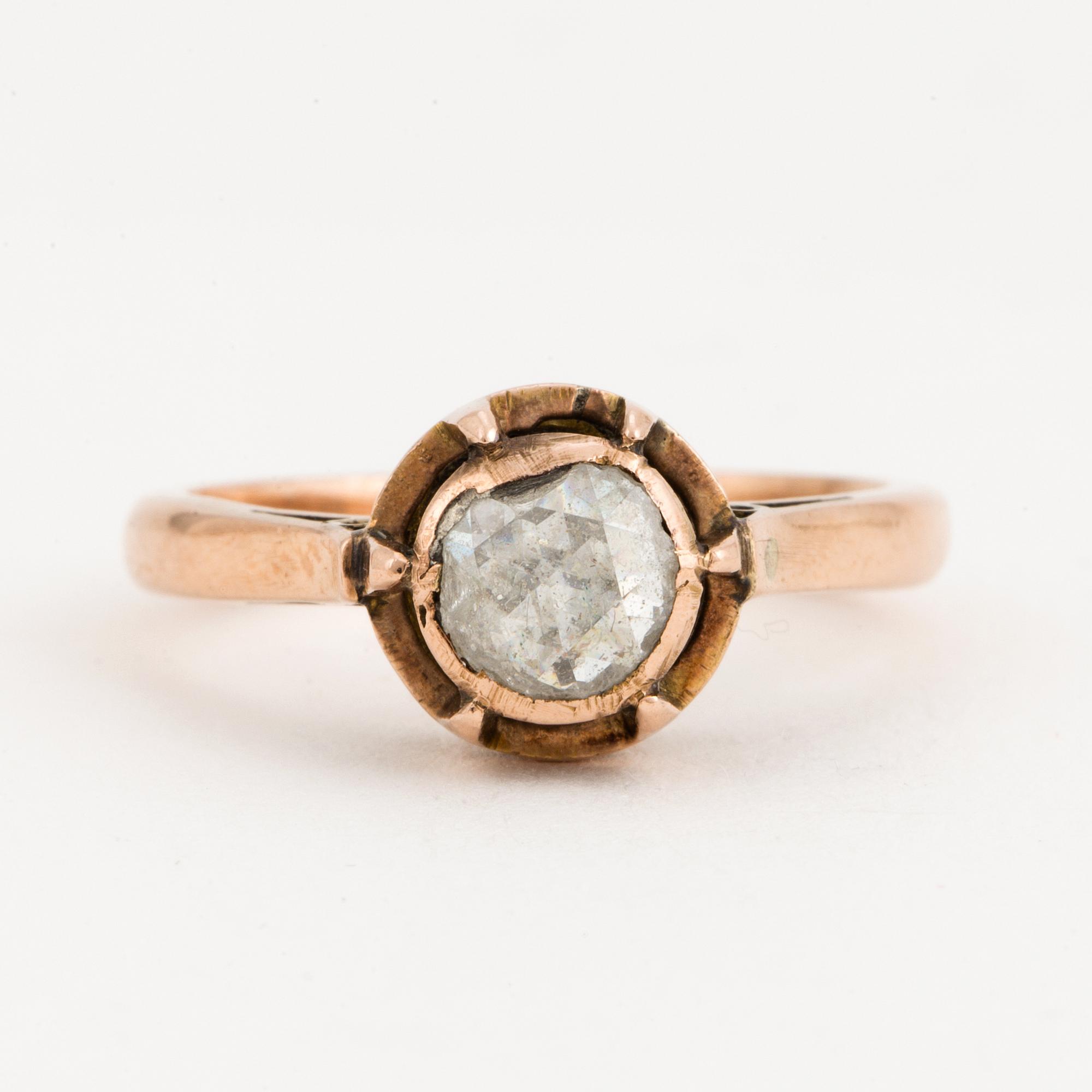 RING, 14K rödguld med en rosensten.