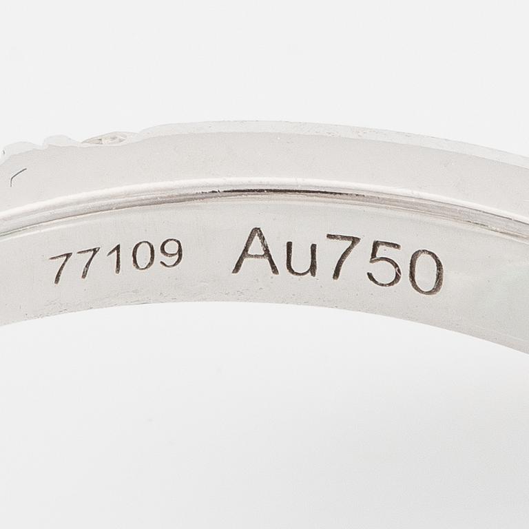 Ring in 18K white gold with an oval emerald and oval-cut and brilliant-cut diamonds.