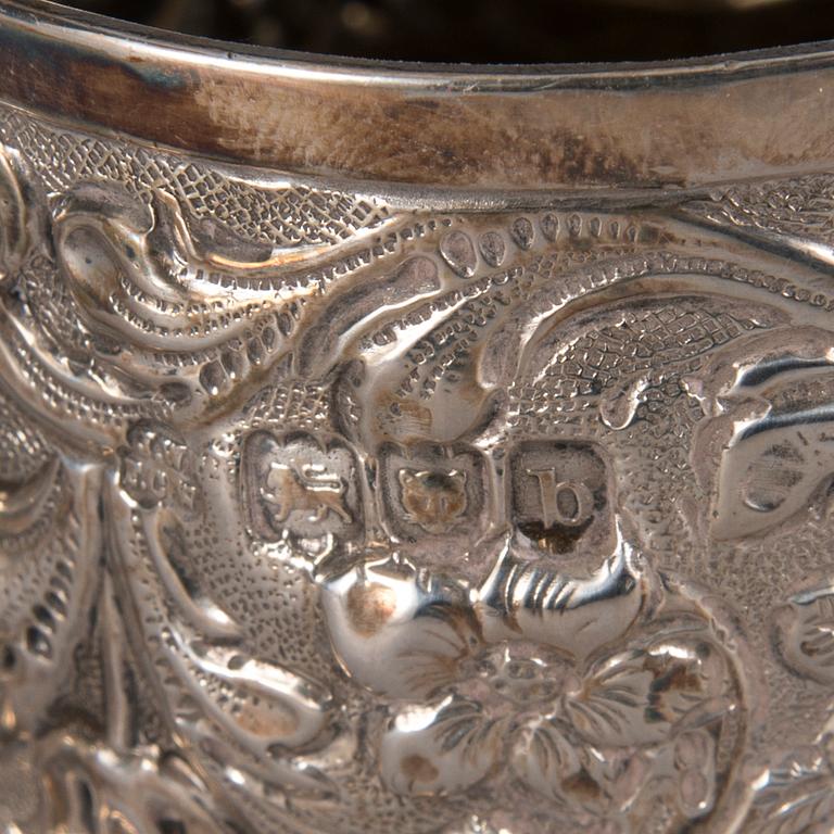 DRYCKESKÄRL, 3 st, silver, England 1857-1897. Vikt ca 408 g.