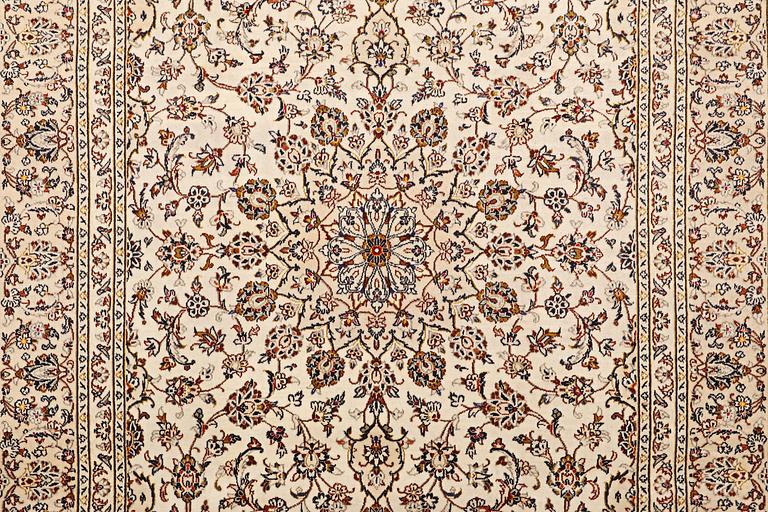 A carpet, Kashan, ca 356 c 239 cm.