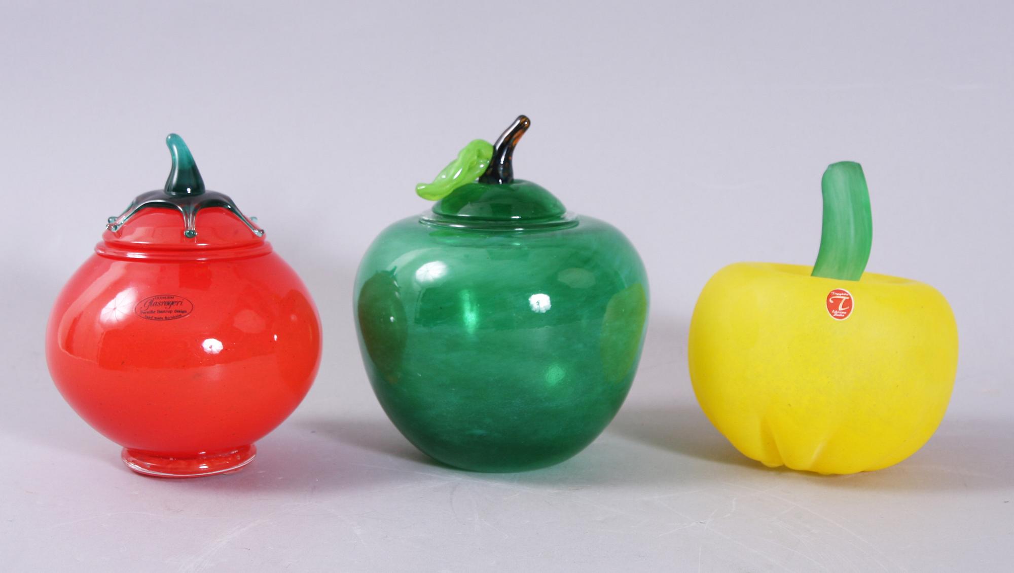 BURKAR MED LOCK samt FRUKT, 3 st, glas, bl a Gudhjem Glasrögeri.