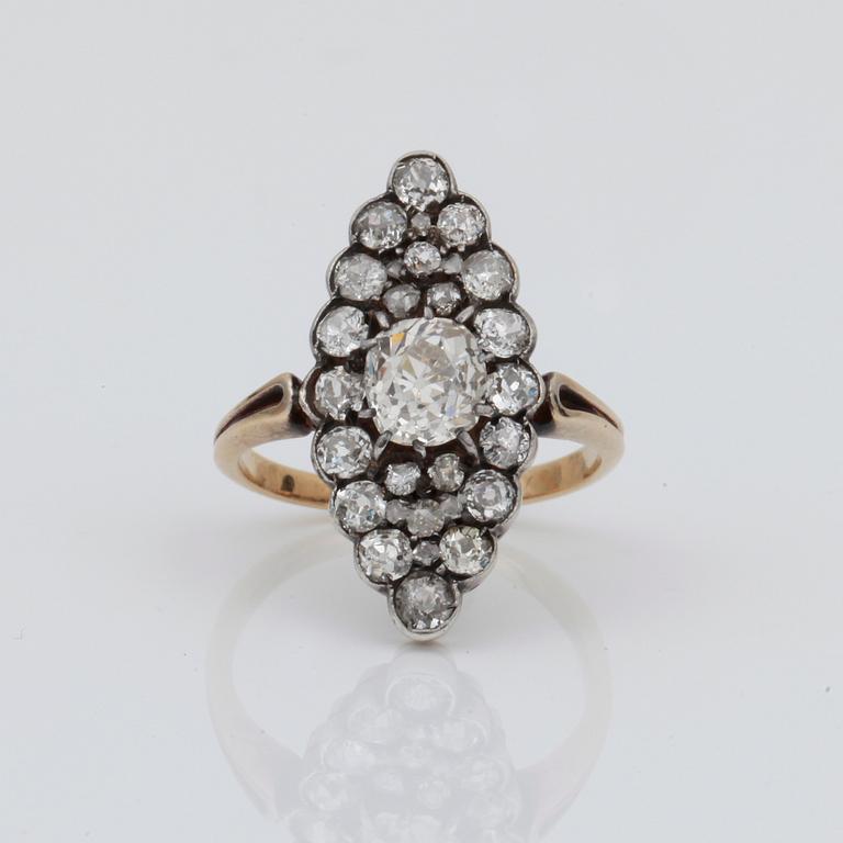 RING, navetteformad med olikslipade diamanter, totalt ca 3ct.