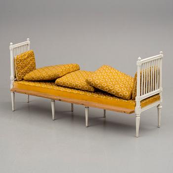 SOFFA/ FÖNSTERBÄNK. Gustaviansk, 1700-talets slut.