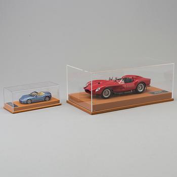 2 scale models of Ferrari 250 Testa Rossa and California.