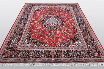 A carpet, Kashan 284 x 195 cm.
