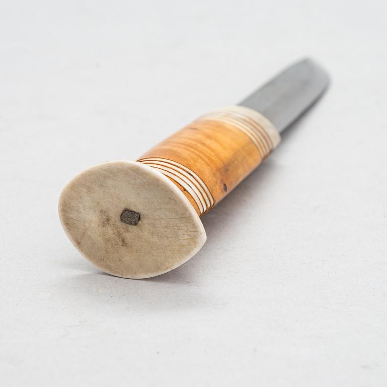 Puukko, signeerattu Johan Tuuri (nuorempi), saamenkäsityö / duodji, 1900-luvun puoliväli.