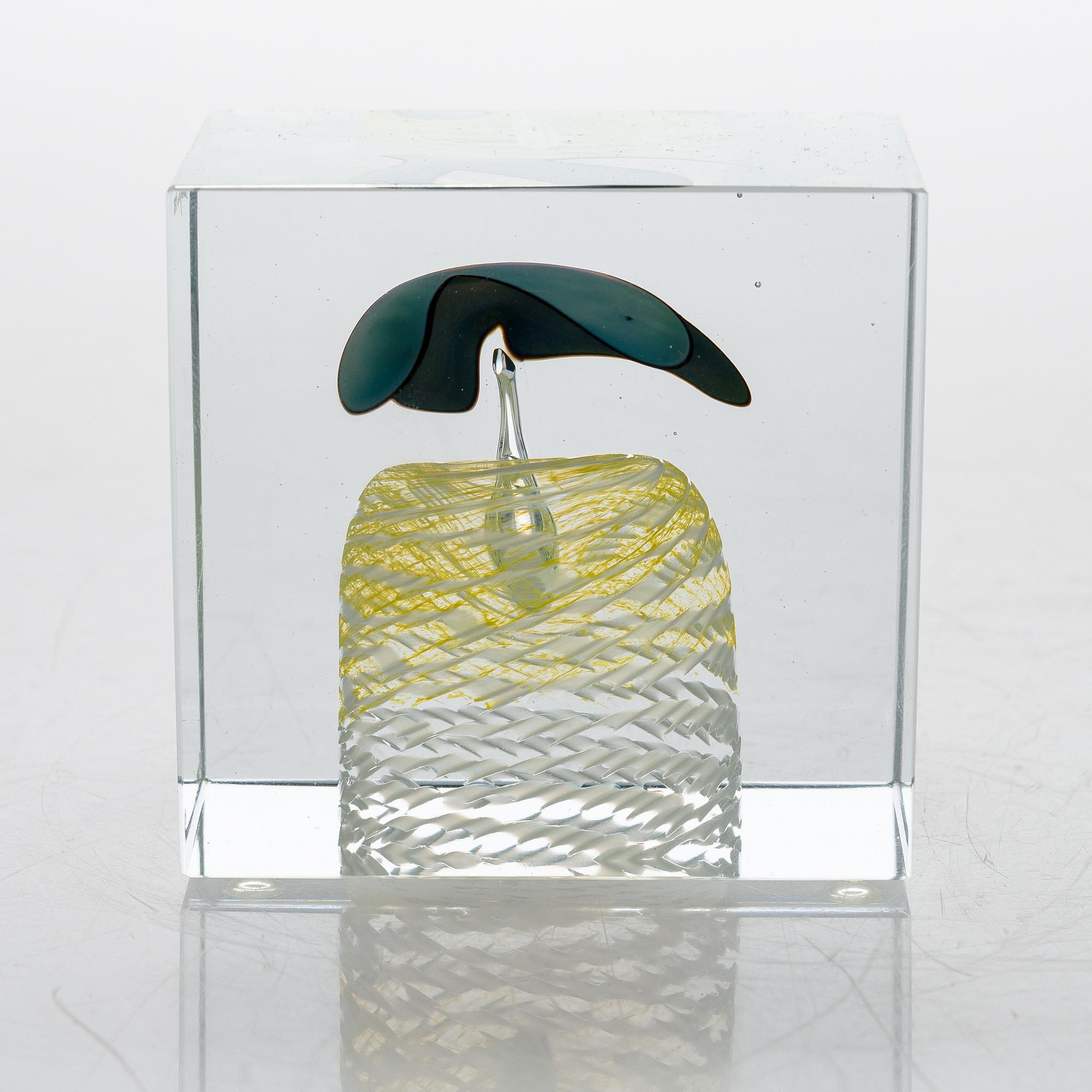 OIVA TOIKKA, An annual glass cube. Signed Oiva Toikka Nuutajärvi 1986, 866/2000.