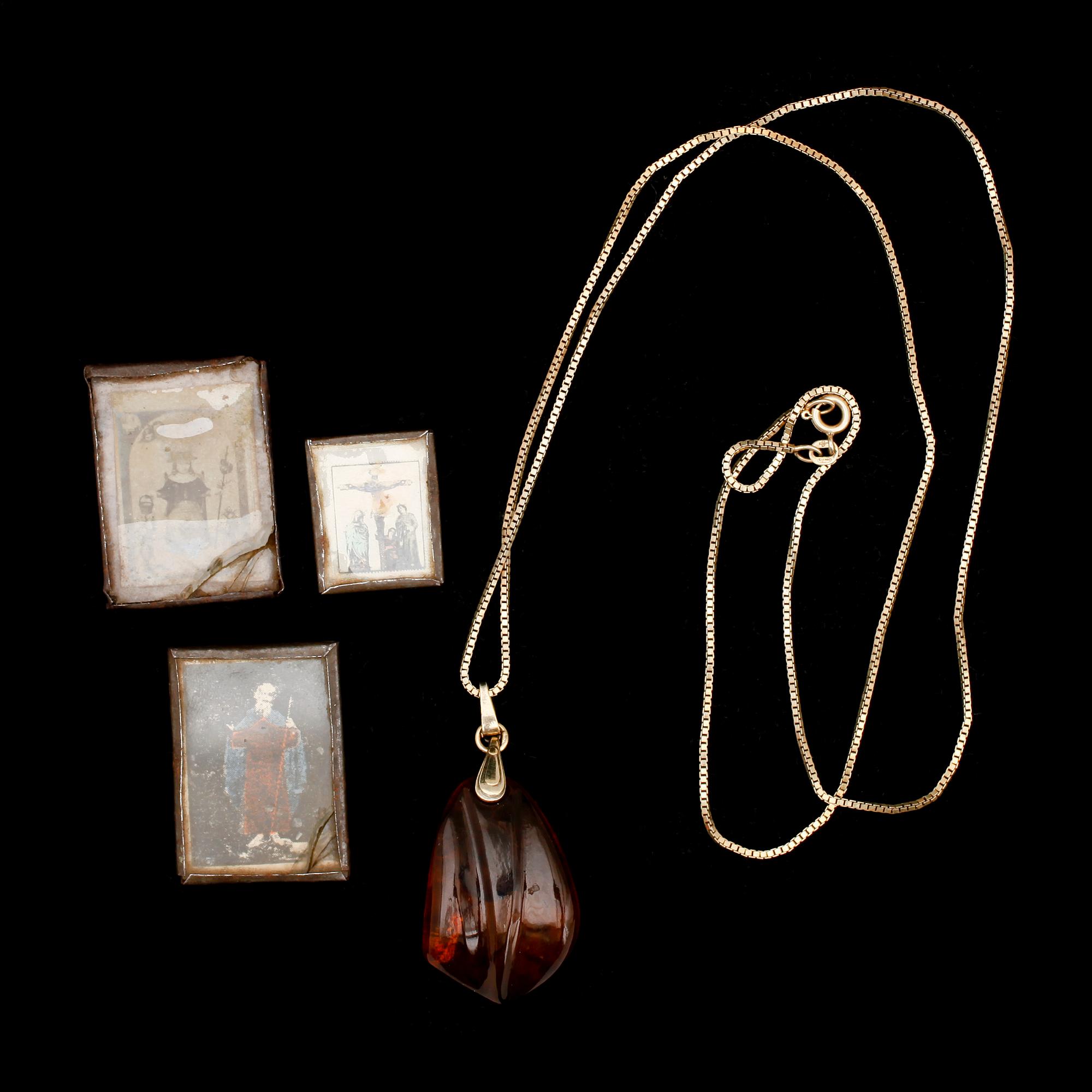 VOTIVBILDER, 3 st, samt HÄNGE, bärnsten med 20 k guld fattning.