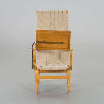 BRUNO MATHSSON - FÅTÖLJ, 'Eva, hög', med läsbord, 1950-60-tal.