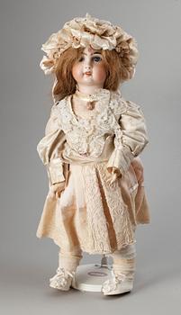 906. A prob French bisquit doll, 20th cent first part.