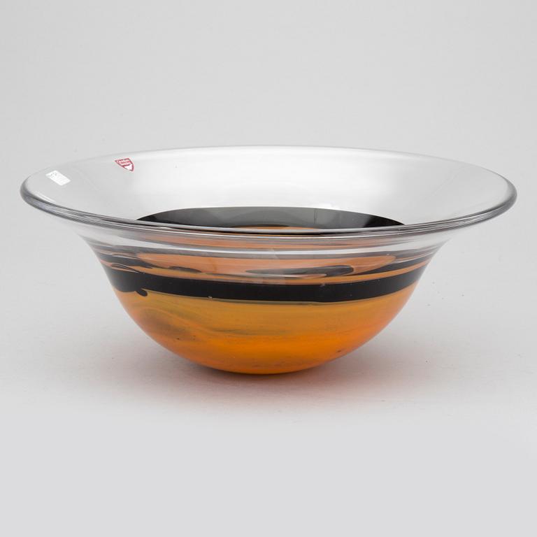 A glass bowl by Lars Hellsten, Orrefors.