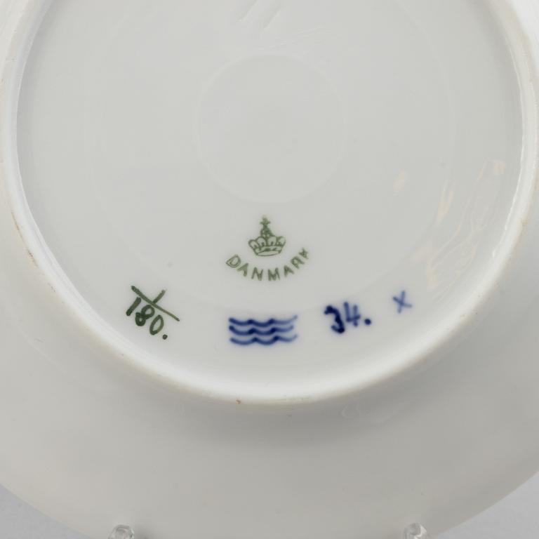 Tallrikar, porslin, 37 delar, "Musselmalet", rifflet, Royal Copenhagen, Danmark, 1893-1923.