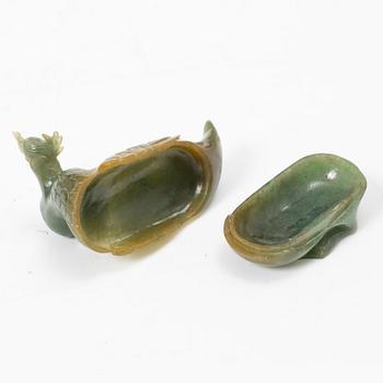 Bälteshake samt amulett och ask, nefrit och sten, Qingdynastin.