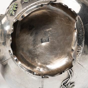 Vaser, ett par, silver, Japan, Meiji (1868-1912).