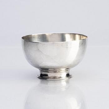 A Chinese silver bowl, early 20th century.