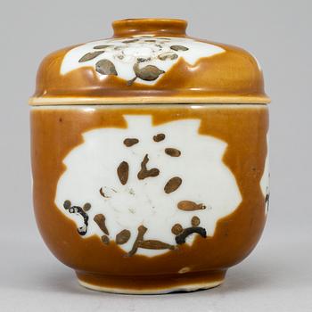 A capucinner glazed jar with cover, Qing dynasty, Qianlong (1736-95).