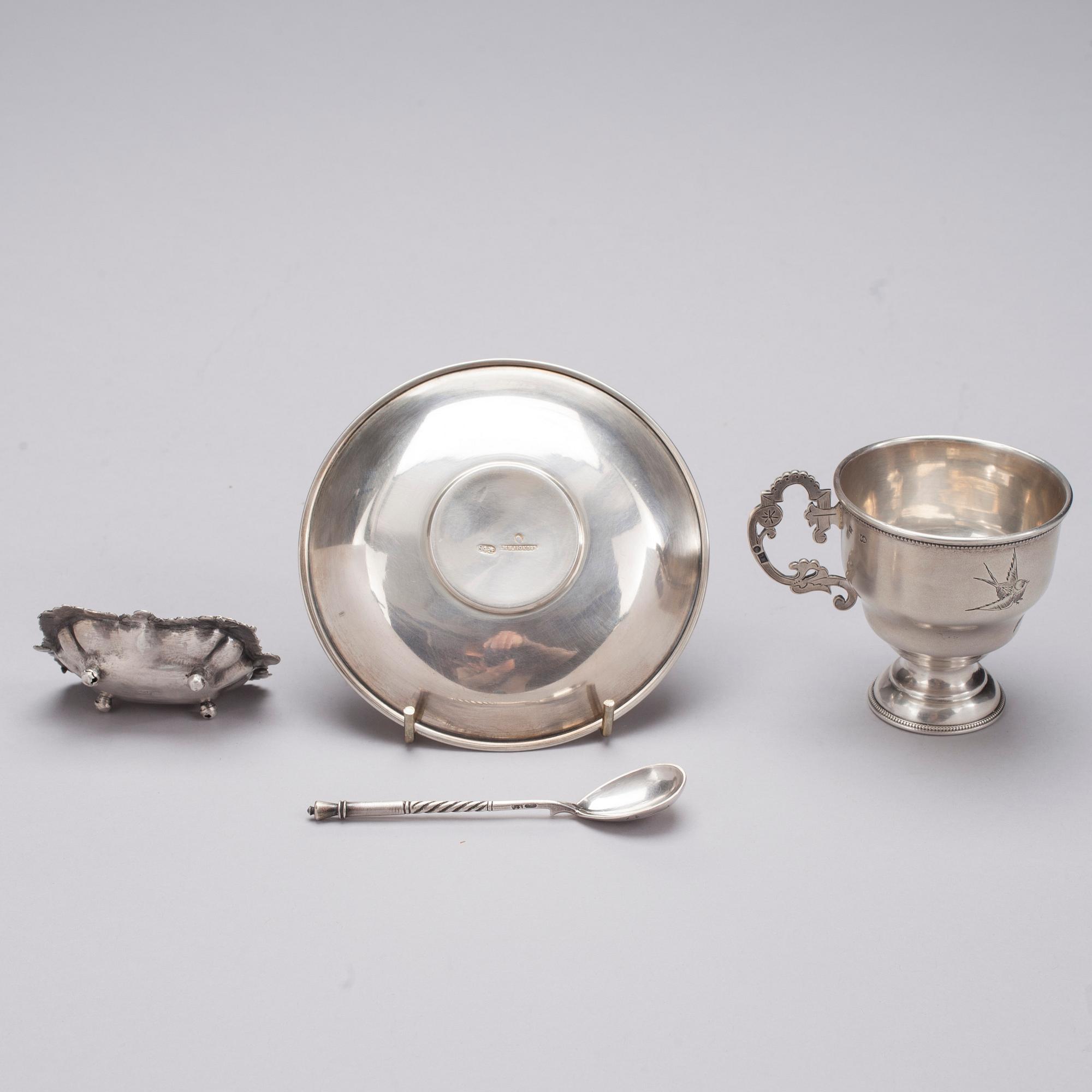 KAFFEKOPP med KAFFESKED och SYNÅLSSKÅL, silver, Ryssland 1800-talets slut. Totalvikt 192,8 g.
