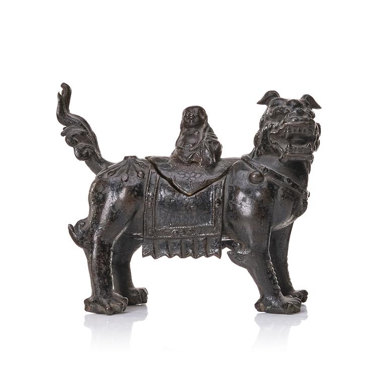 A bronze censer with cover, late Qing dynasty.