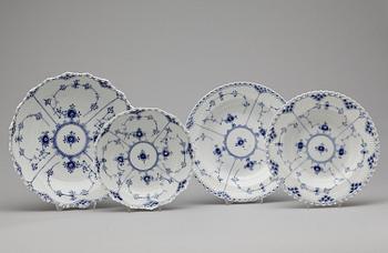 MAT- samt KAFFESERVIS, 151 delar, porslin, "Musselmalet", Royal Copenhagen, 1900-tal.