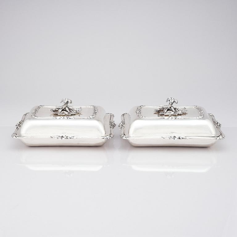 A pair of English 19th century silver dishes and cover, mark of William Ker Reid, London 1848.