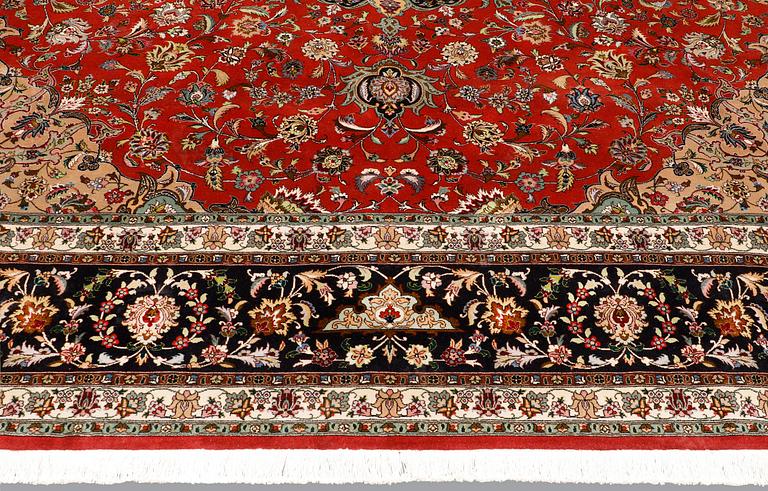 A Tabriz carpet, part silk, so-called 50 Raj, approx. 300 x 300 cm.