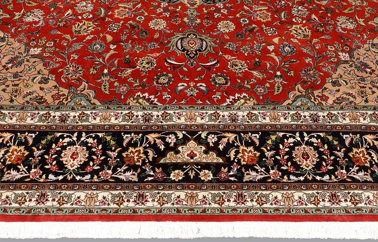 A Tabriz carpet, part silk, so-called 50 Raj, approx. 300 x 300 cm.