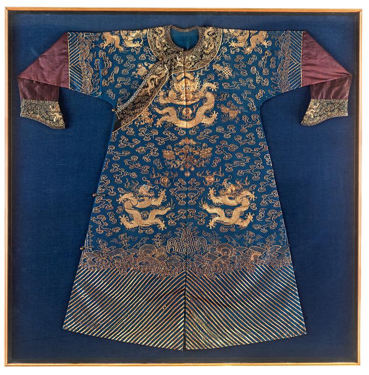 ROBE, silk. China 19th century. Height 141 cm.