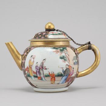 A chinese  teapot with cover, Qing dynasty, Qianlong (1736-95).