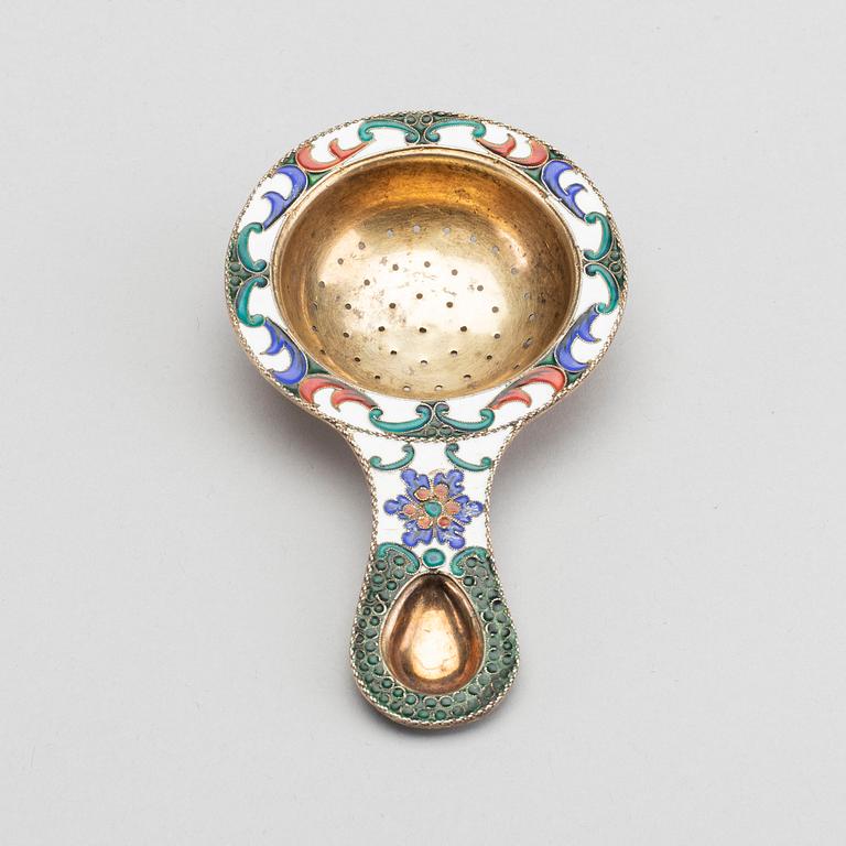 A russian cup and strainer in silver and enamel from 1896 and after 1958.