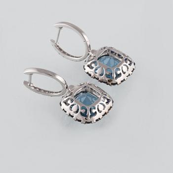 ÖRHÄNGEN, 18K vitguld med briljantslipade diamanter ca 0.25 ct, safirer ca 1.70 ct och topaser ca 12.08 ct. Vikt 7,3g.