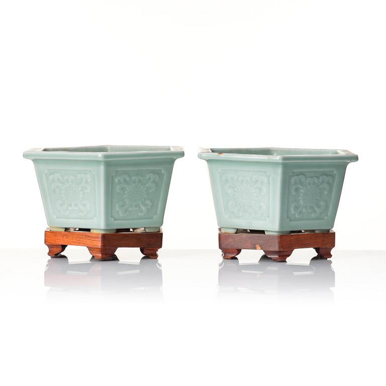 A pair of Chinese Celadon flower pots, late Qing dynasty/early 20th Century.