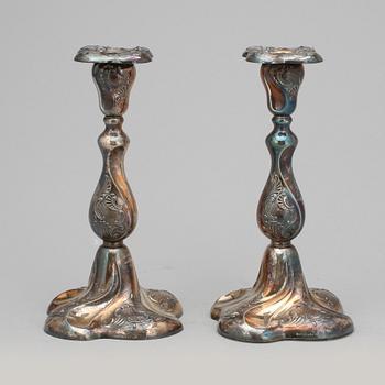 LJUSSTAKAR, ett par, silver, rokokostil, med svenska importstämplar, 1900-talets första hälft.