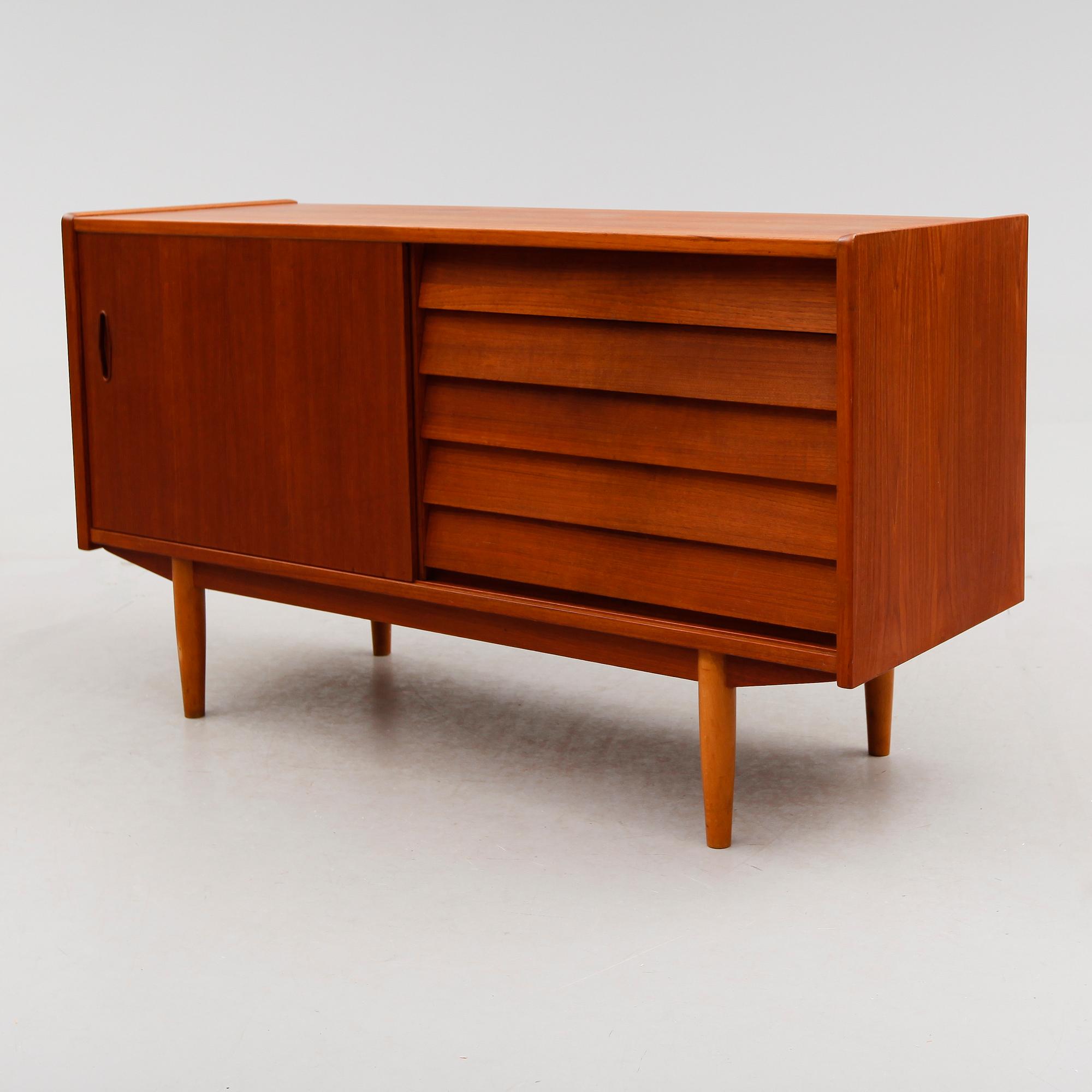 SIDEBOARD, "Trio", Nils Jonsson, Troeds, 1900-talets andra hälft.