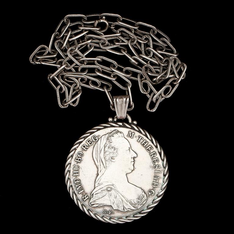 HÄNGE MED MYNT, silver, Österrike-Ungern, 1780, vikt 36 gram.