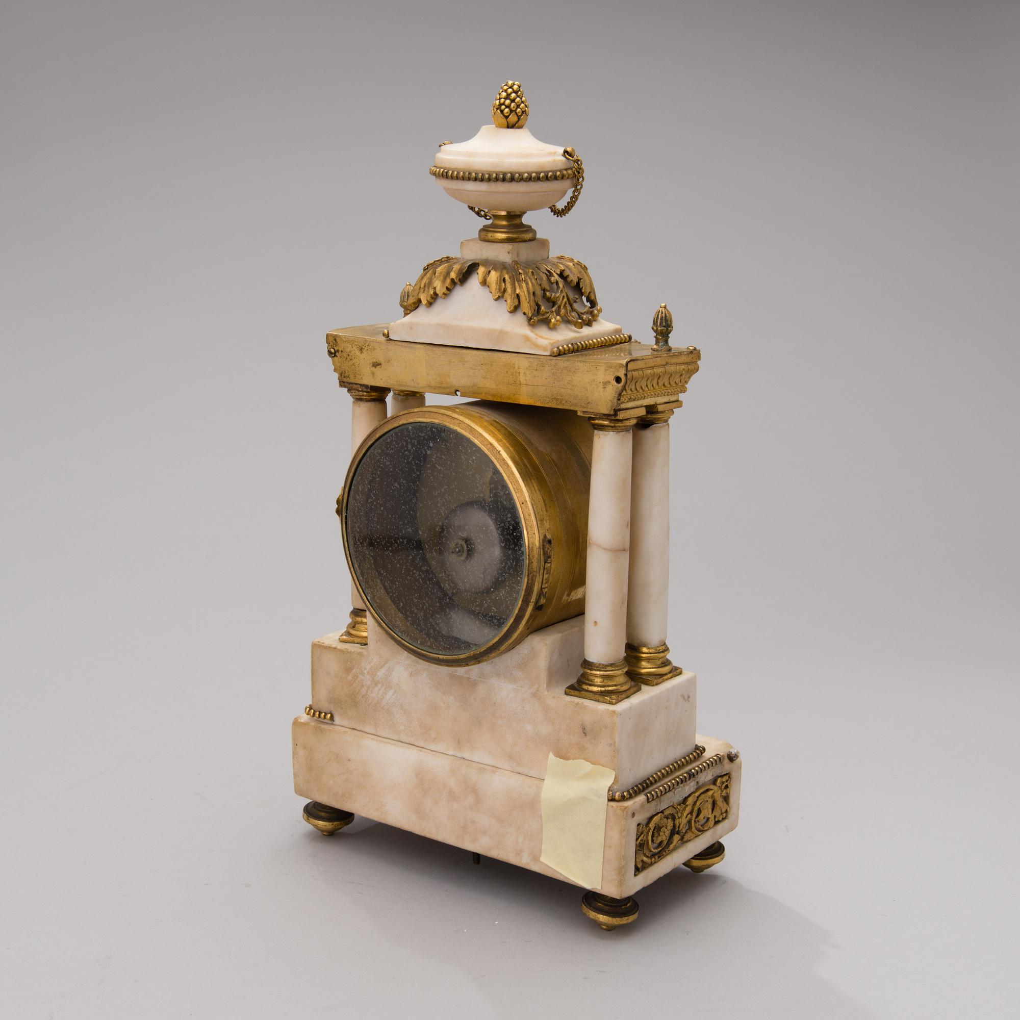 A FRENCH 18TH CENTURY TABLE CLOCK, signed Caron à Paris.