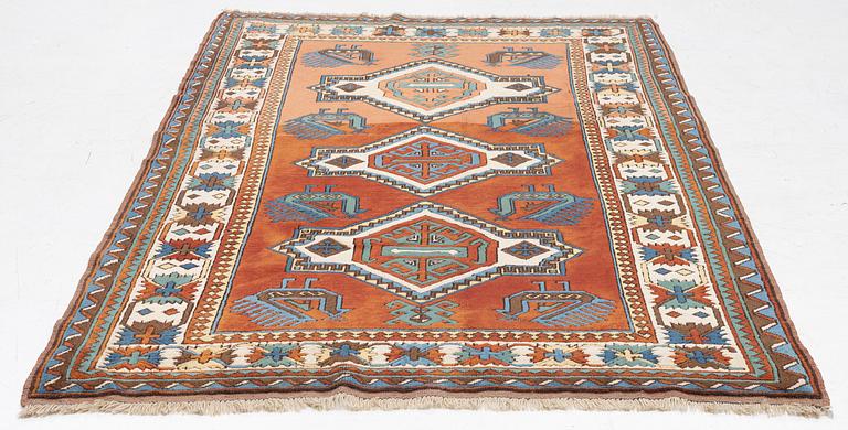 An Ardabil carpet, approx. 265 x 163 cm.