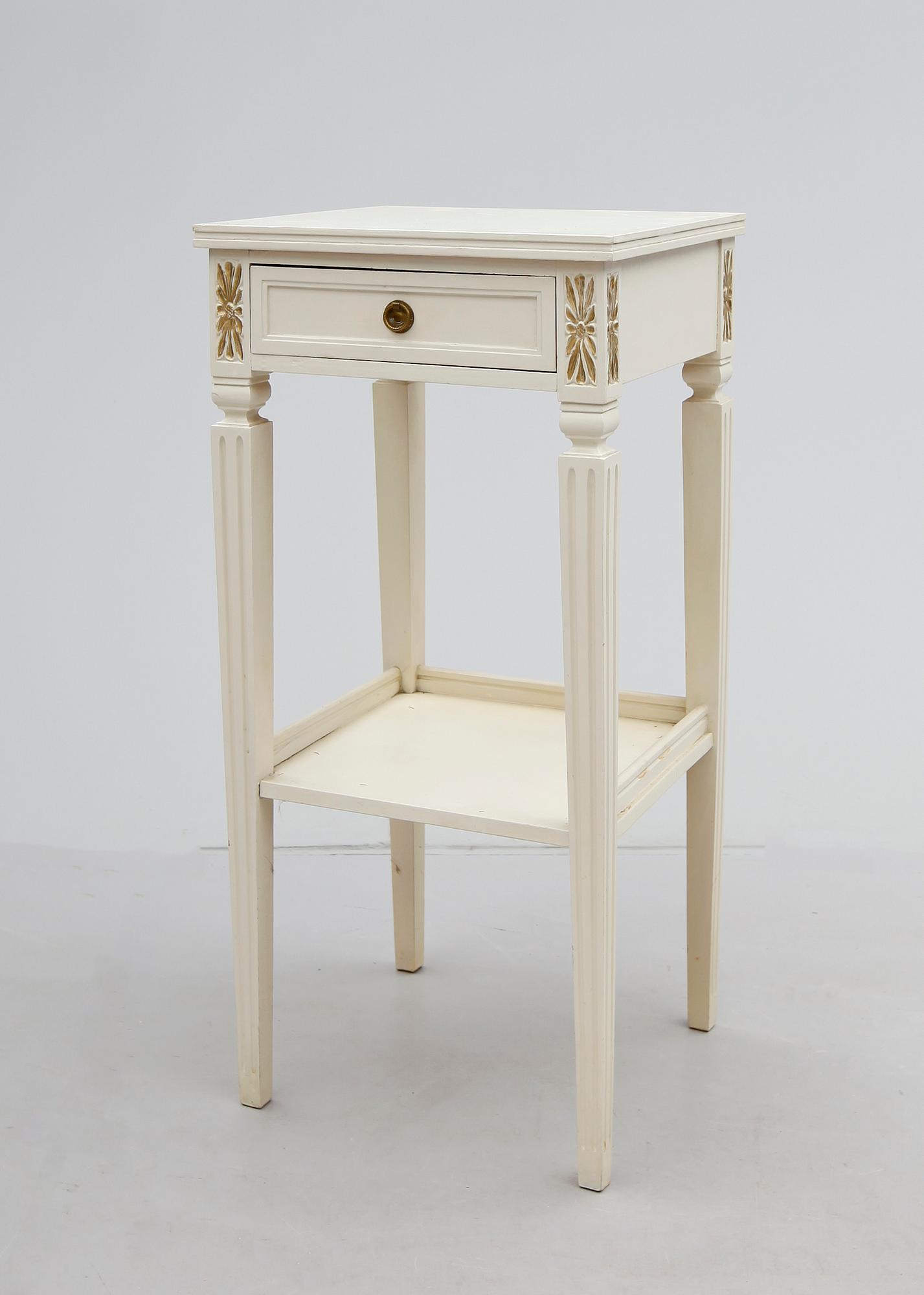SÄNGBORD, gustaviansk stil, 1900-talets första hälft.