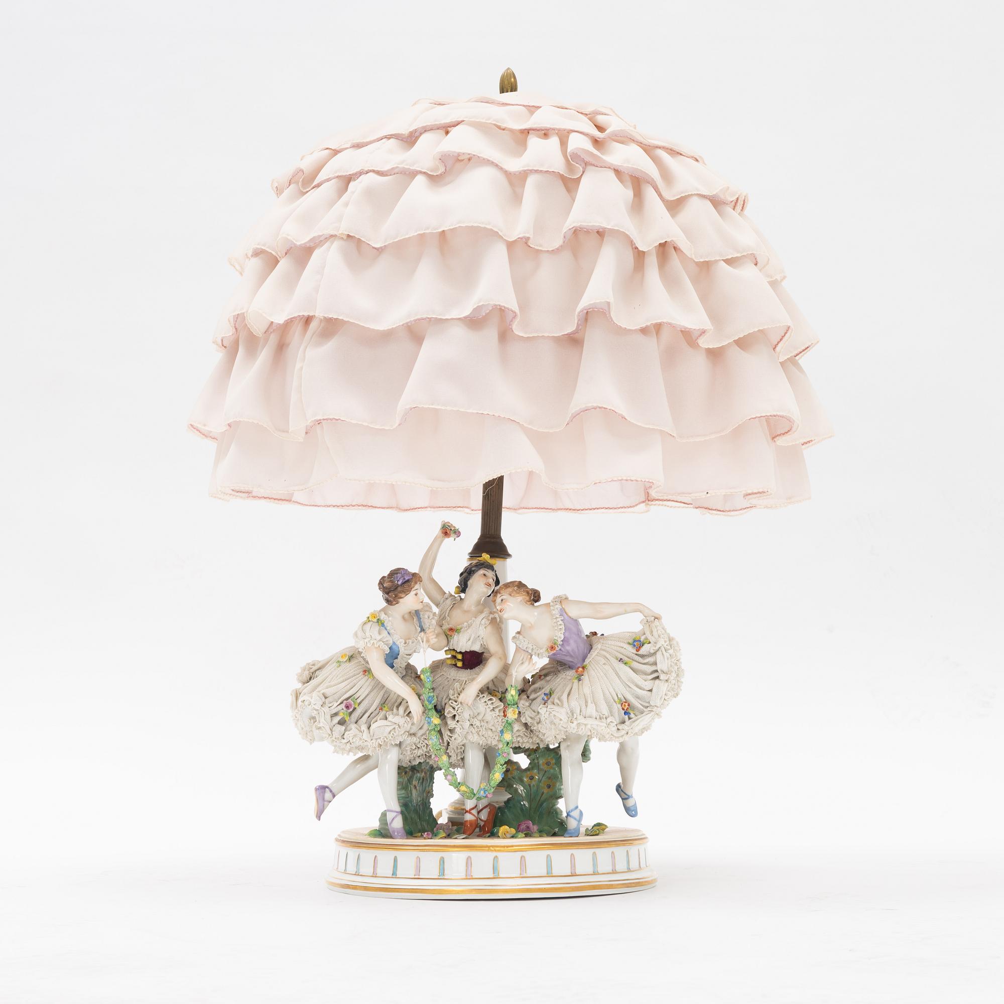 Bordslampa, porslin, tidigt 1900-talets första hälft.