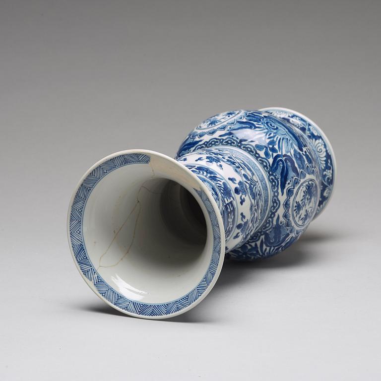 A blue and white baluster shaped vase, Qing dynasty, Kangxi (1662-1722).