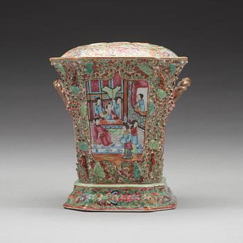 A famille rose Canton tulip vase with cover, Qing dynasty, 19th Century.