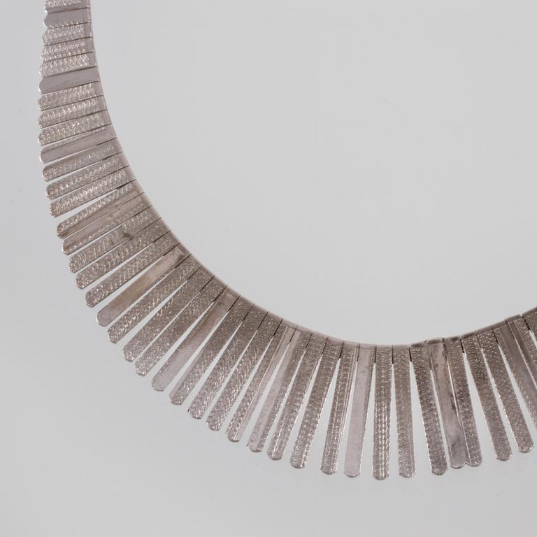 COLLIER, silver, kattfotstämplat. Vikt 34,2 gram.