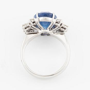 Ring in 18K gold with a faceted sapphire and round brilliant-cut diamonds.