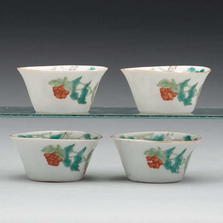 KOPPAR, fyra stycken, porslin. Qingdynastin, omkring 1900 med Guangxus märke.