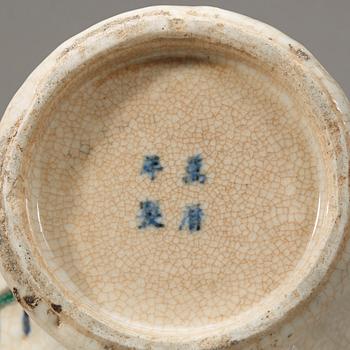 A pair of ge glazed vases, Qing dynasty, 19th Century.