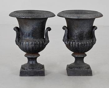 TRÄDGÅRDSURNOR, ett par, gjutjärn. 1900-talets andra hälft.