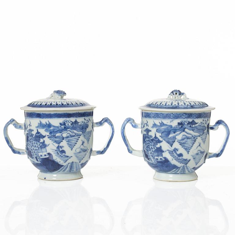 Mugg samt två muggar med lock, porslin, Kina, Qingdynastin, 1700-1800-tal.