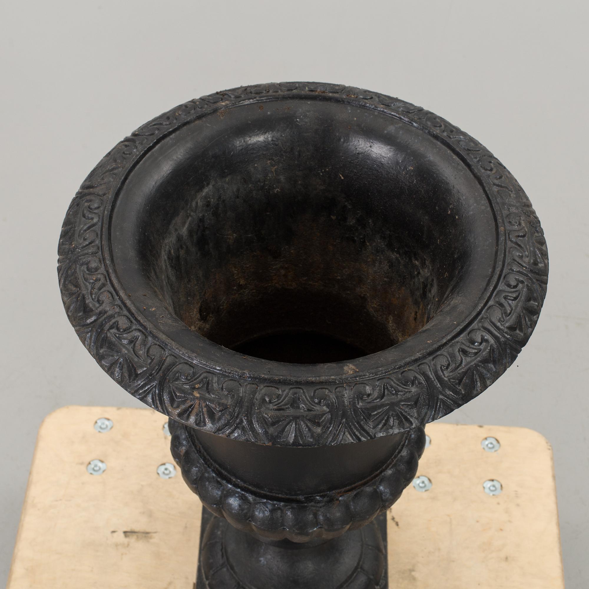 TRÄDGÅRDSURNA, gjutjärn 1900-tal.