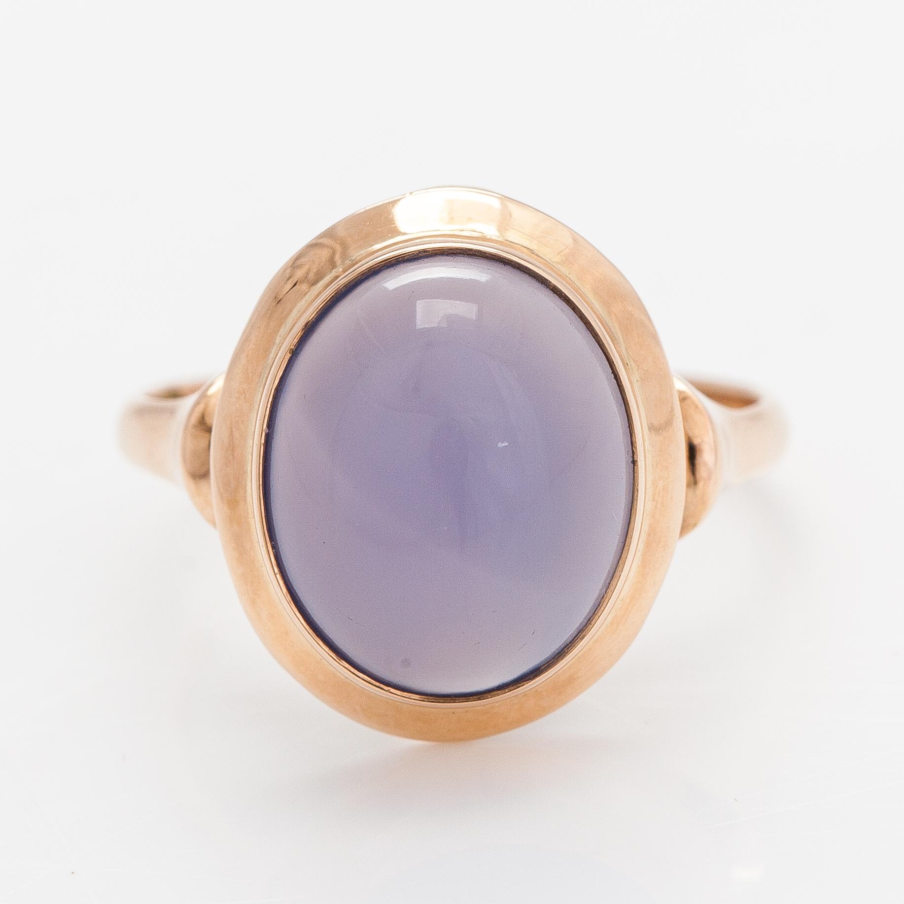 A 14K gold ring with a chalcedony. Korutuote, Helsinki 1957.