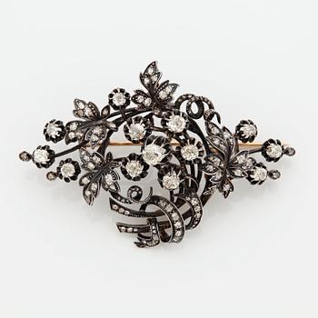 982. A BROOCH.